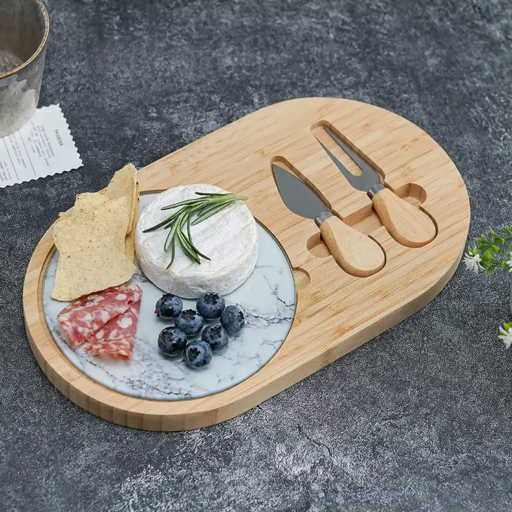 Tabla de queso con 2 utensilios de corte